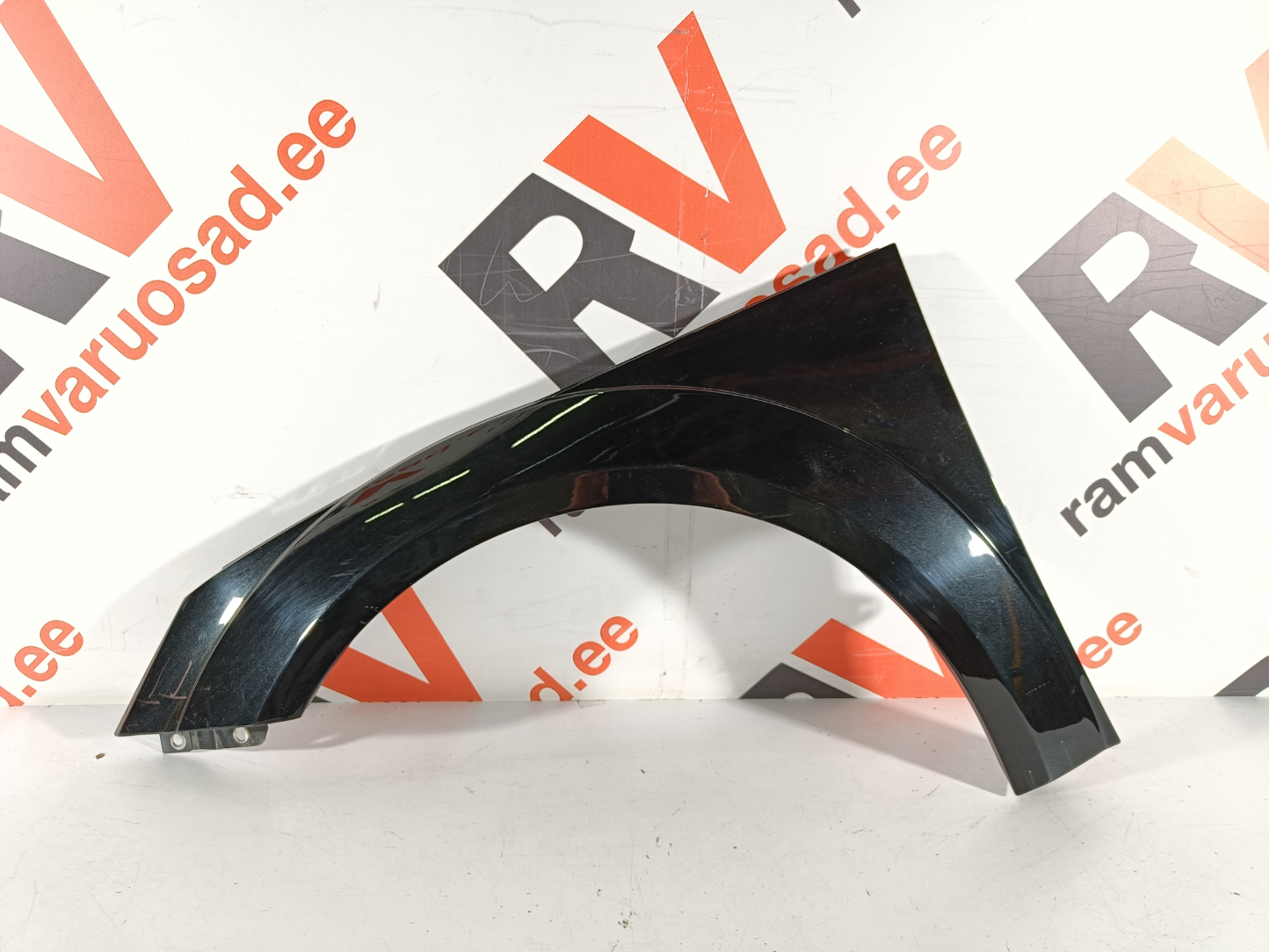 Audi TT esitiib / front fender