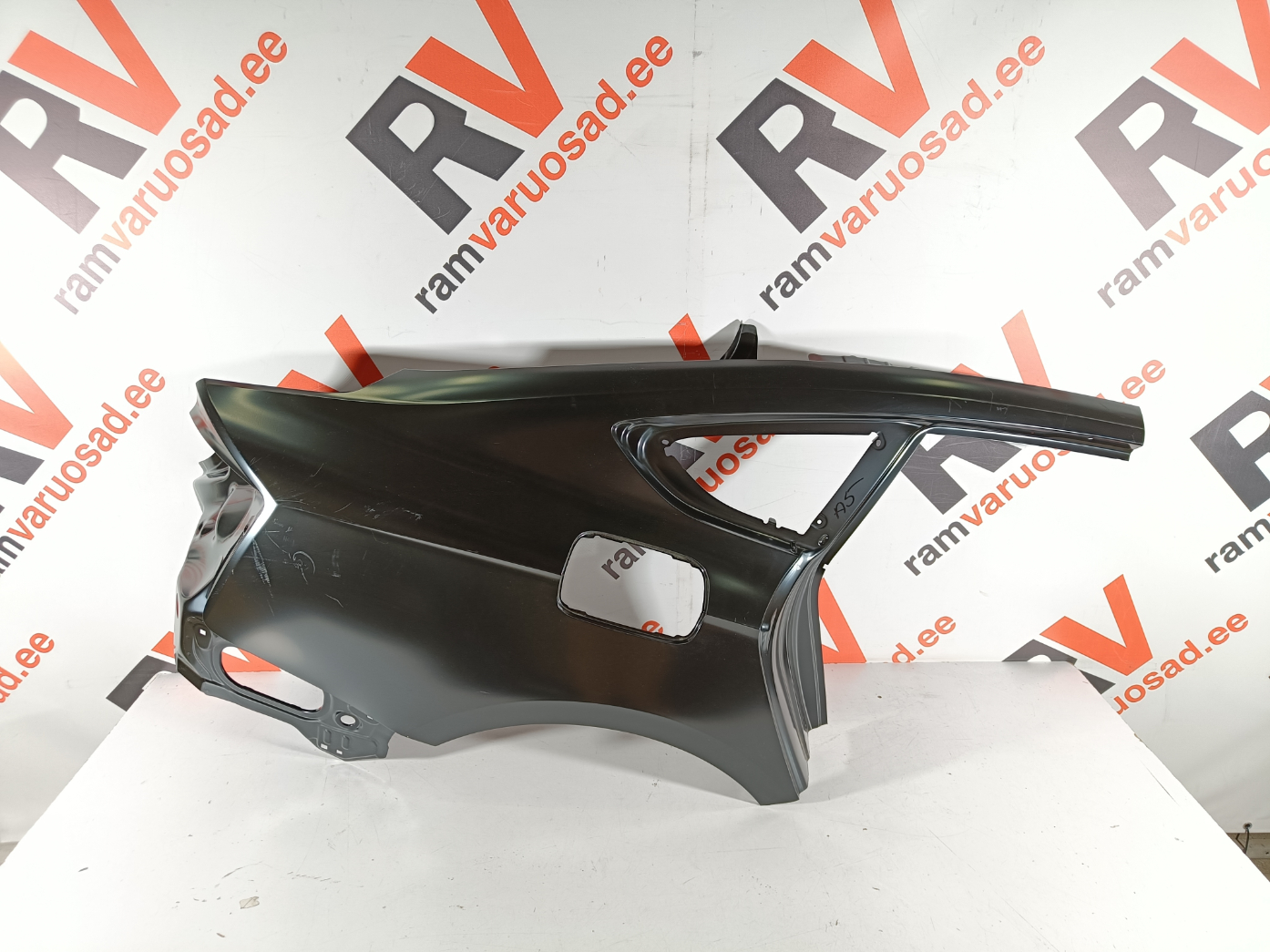Audi A5 tagatiib / rear fender