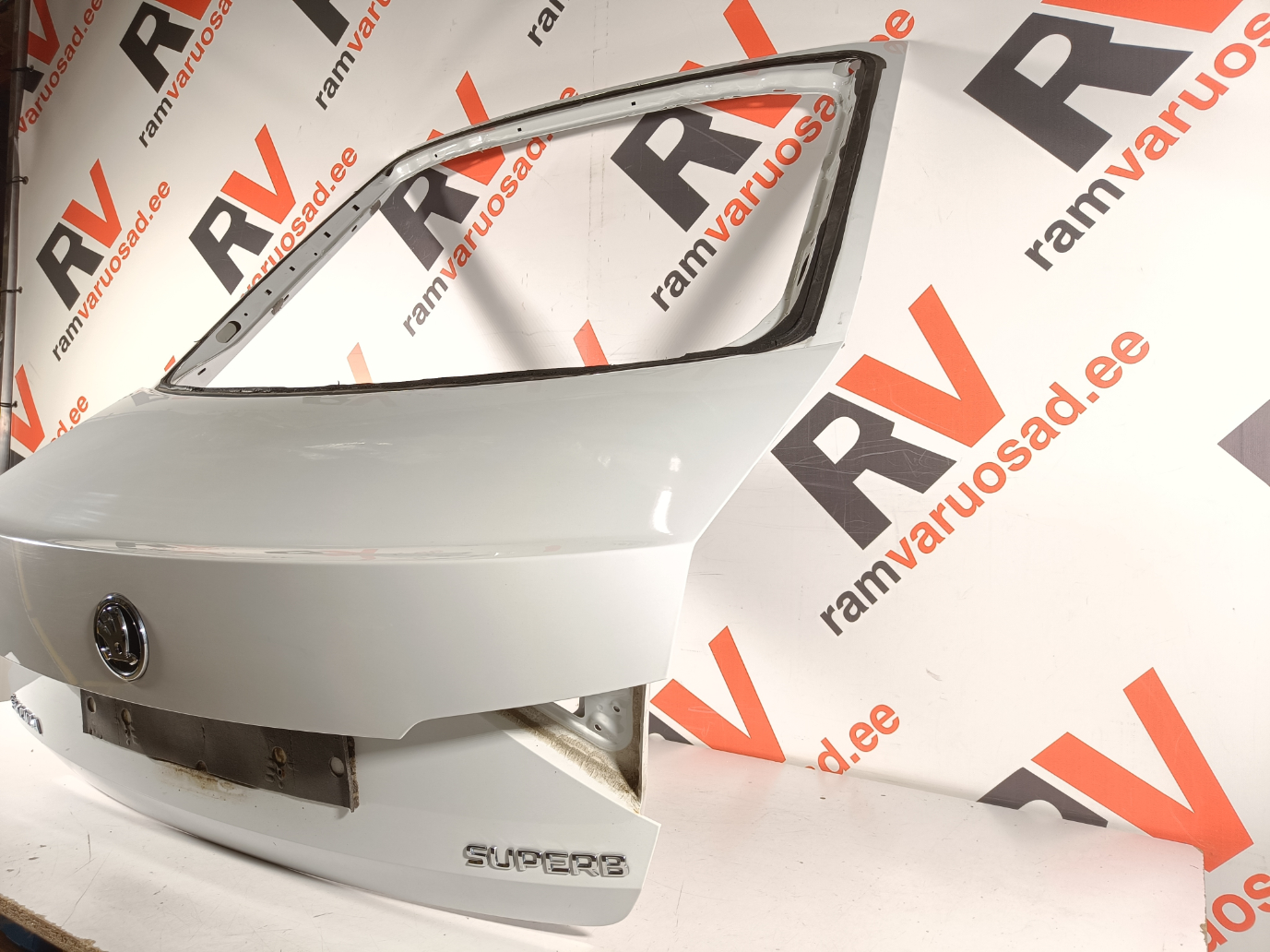 Skoda Superb tagaluuk / trunk lid - pilt 3