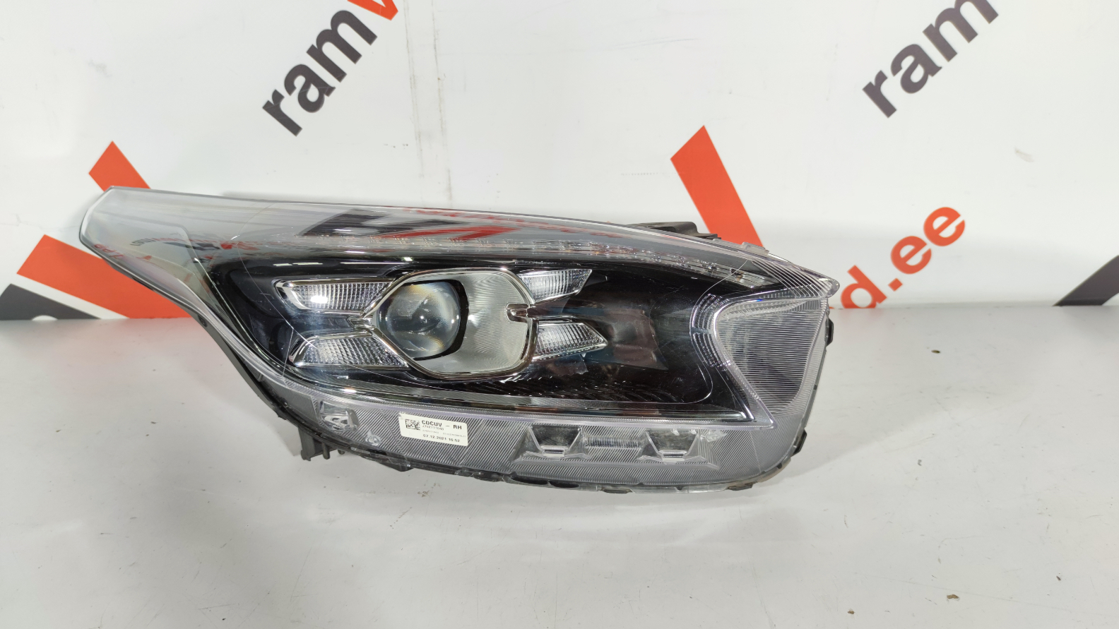 Kia Ceed esituli / headlight 