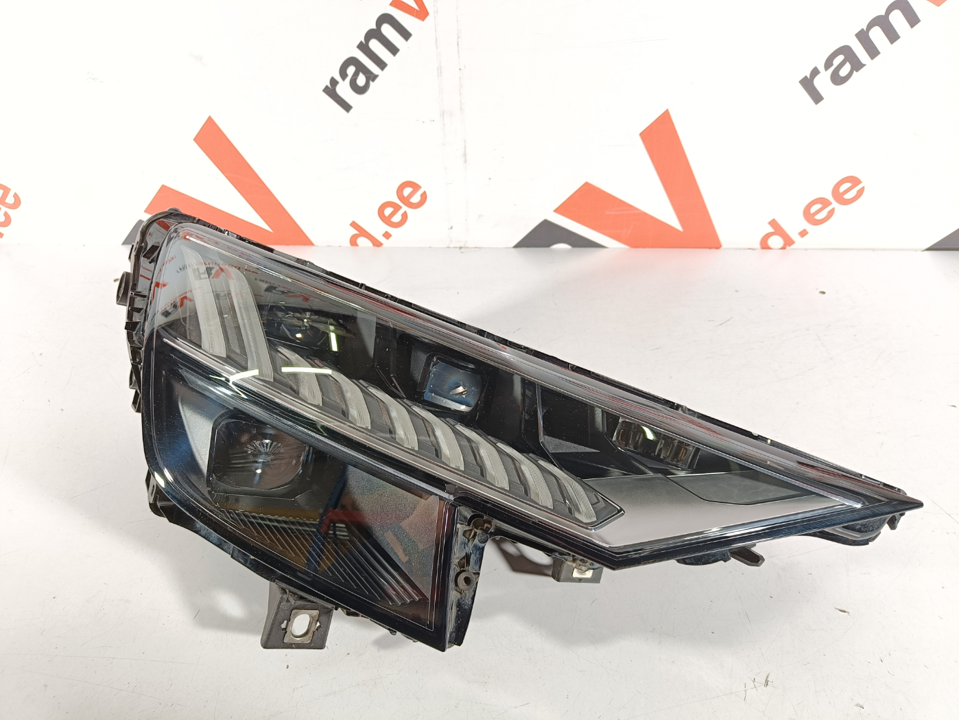 Audi Q8 esituli / headlight