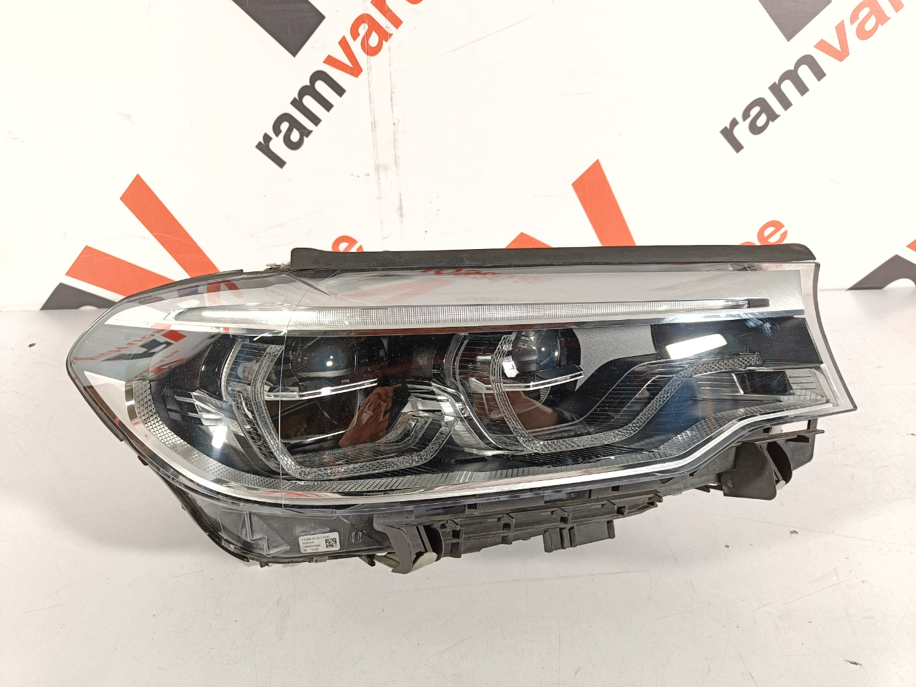 BMW 5 G30 esituli / headlight