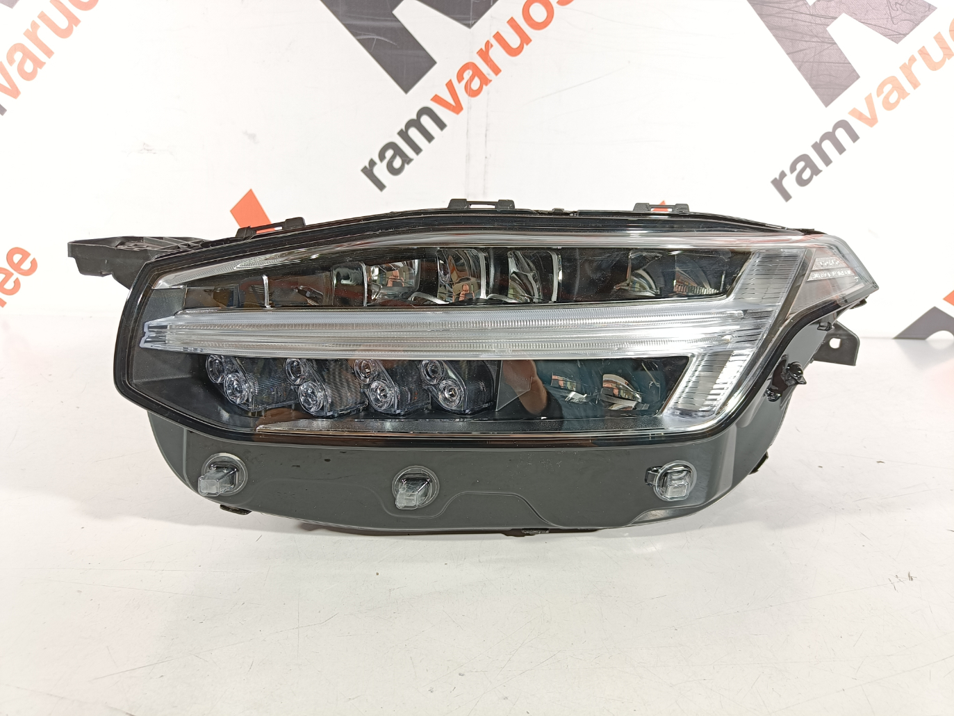 Volvo XC90 esituli / headlight