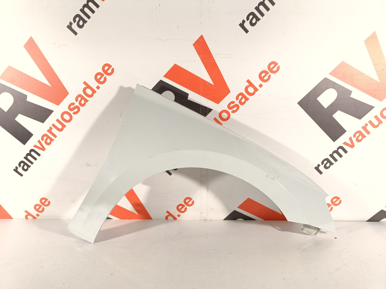 Skoda Superb esitiib / front fender