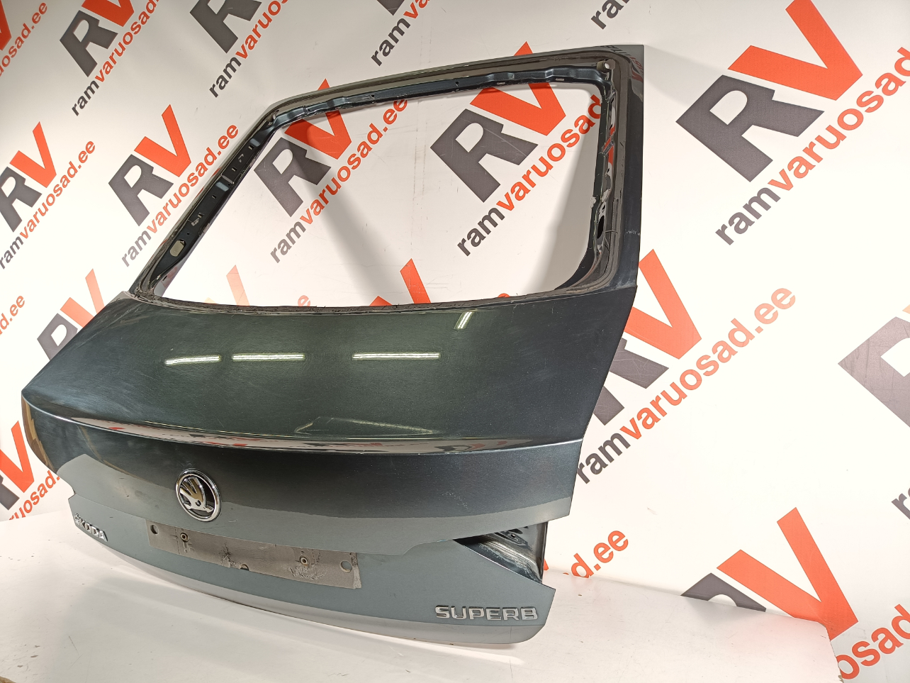 Skoda Superb tagaluuk / trunk lid - pilt 3