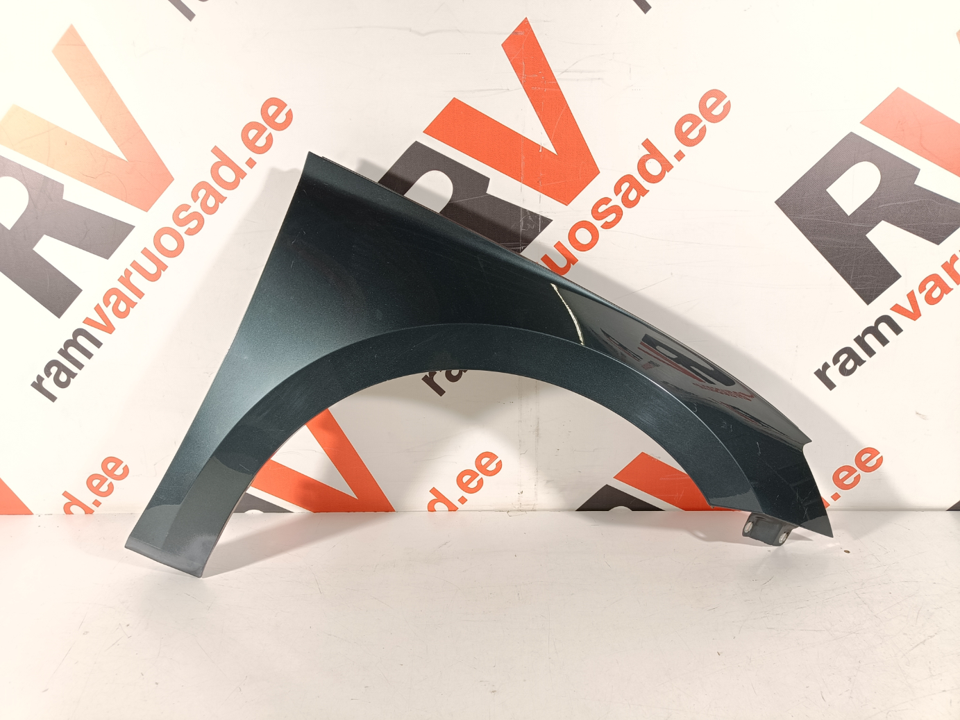 Skoda Superb esitiib / front fender