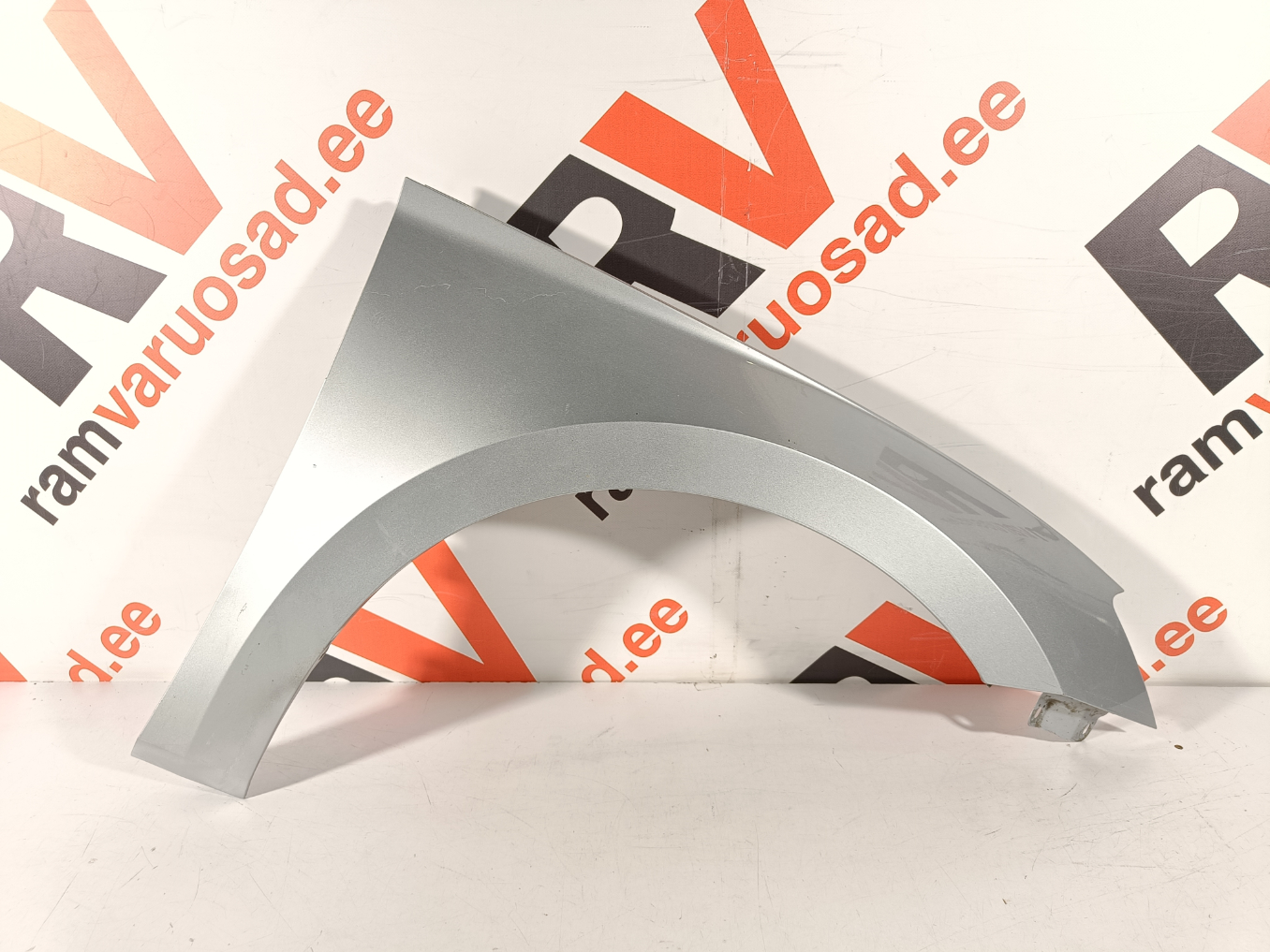 Skoda Superb esitiib / front fender