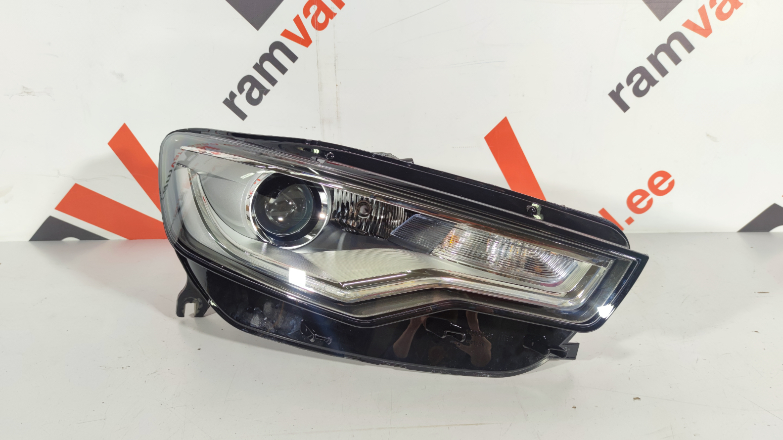 Audi A6C7 esituli / headlight