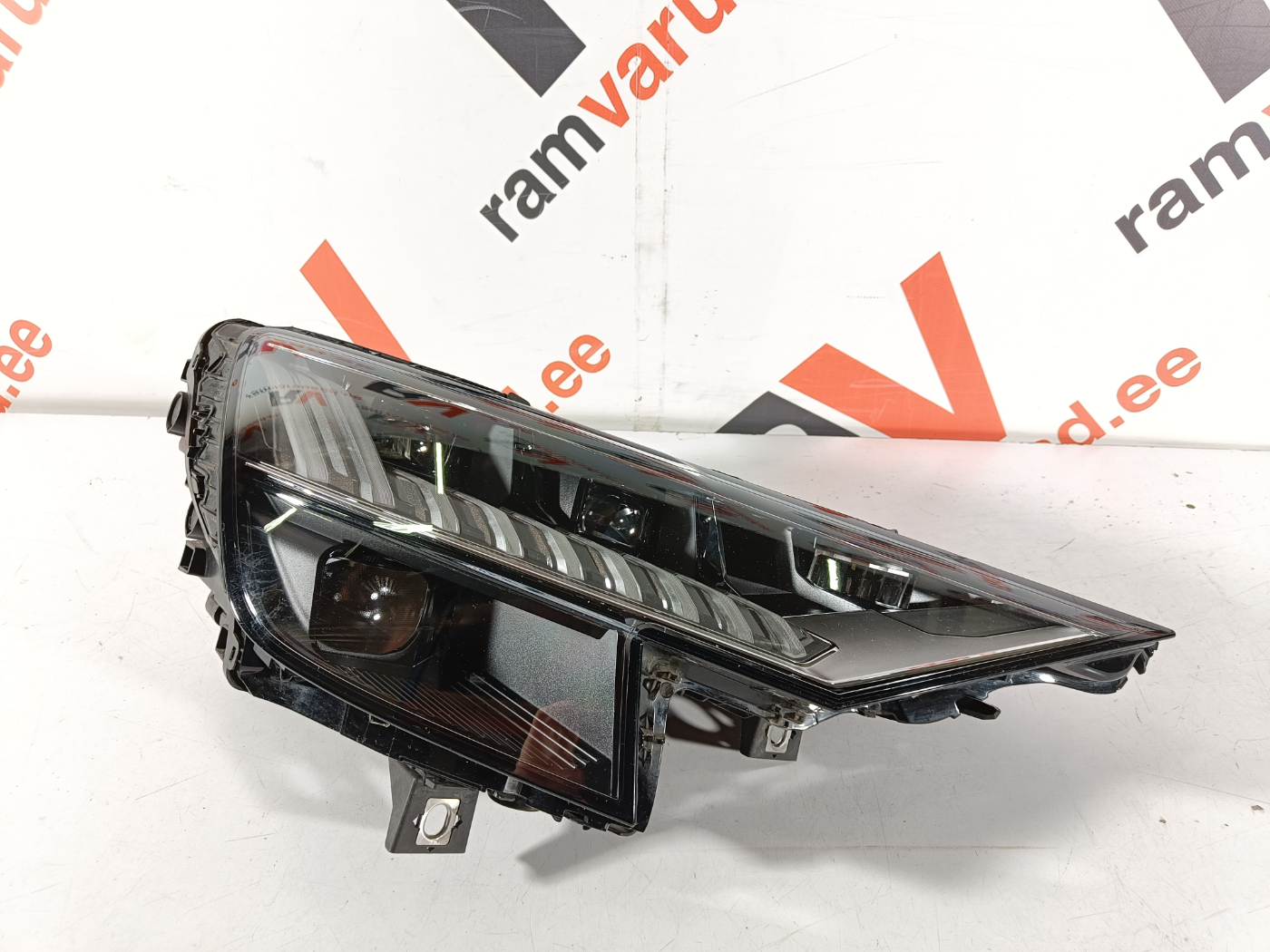 Audi Q8 esituli / headlight
