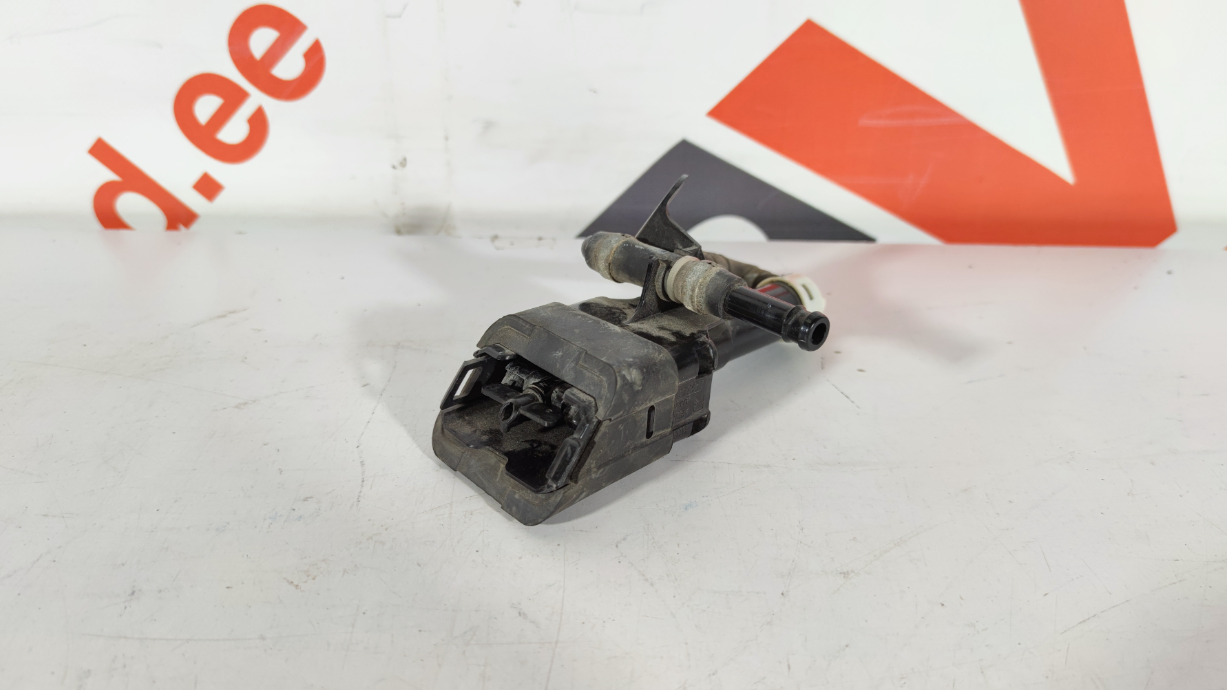 Mazda 6 parem tulepesur / Right headlight washer