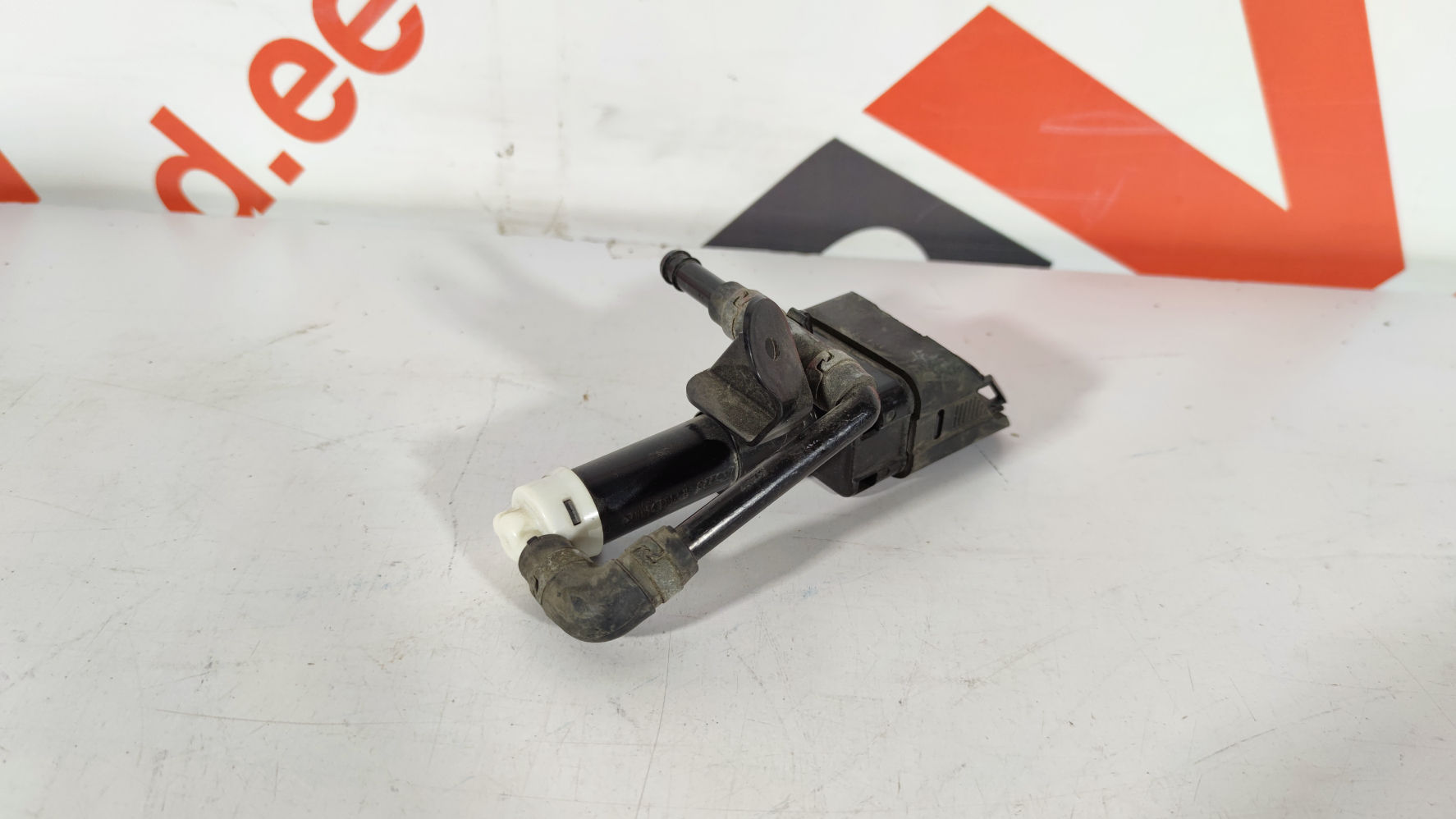 Mazda 6 parem tulepesur / Right headlight washer - pilt 2