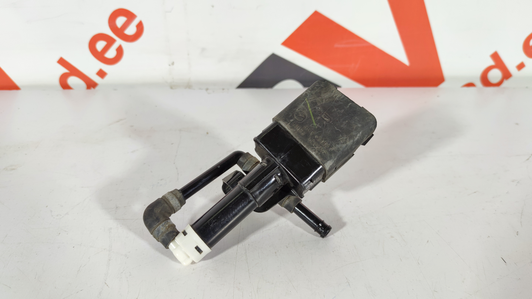 Mazda 6 parem tulepesur / Right headlight washer - pilt 3