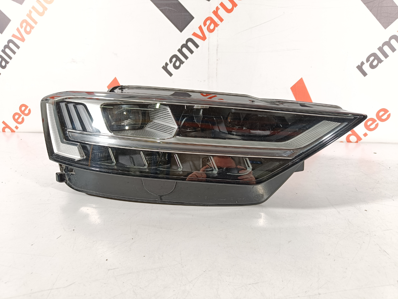 Audi A8 esituli / headlight