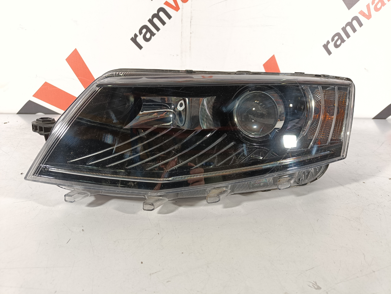 Skoda Octavia esituli / headlight