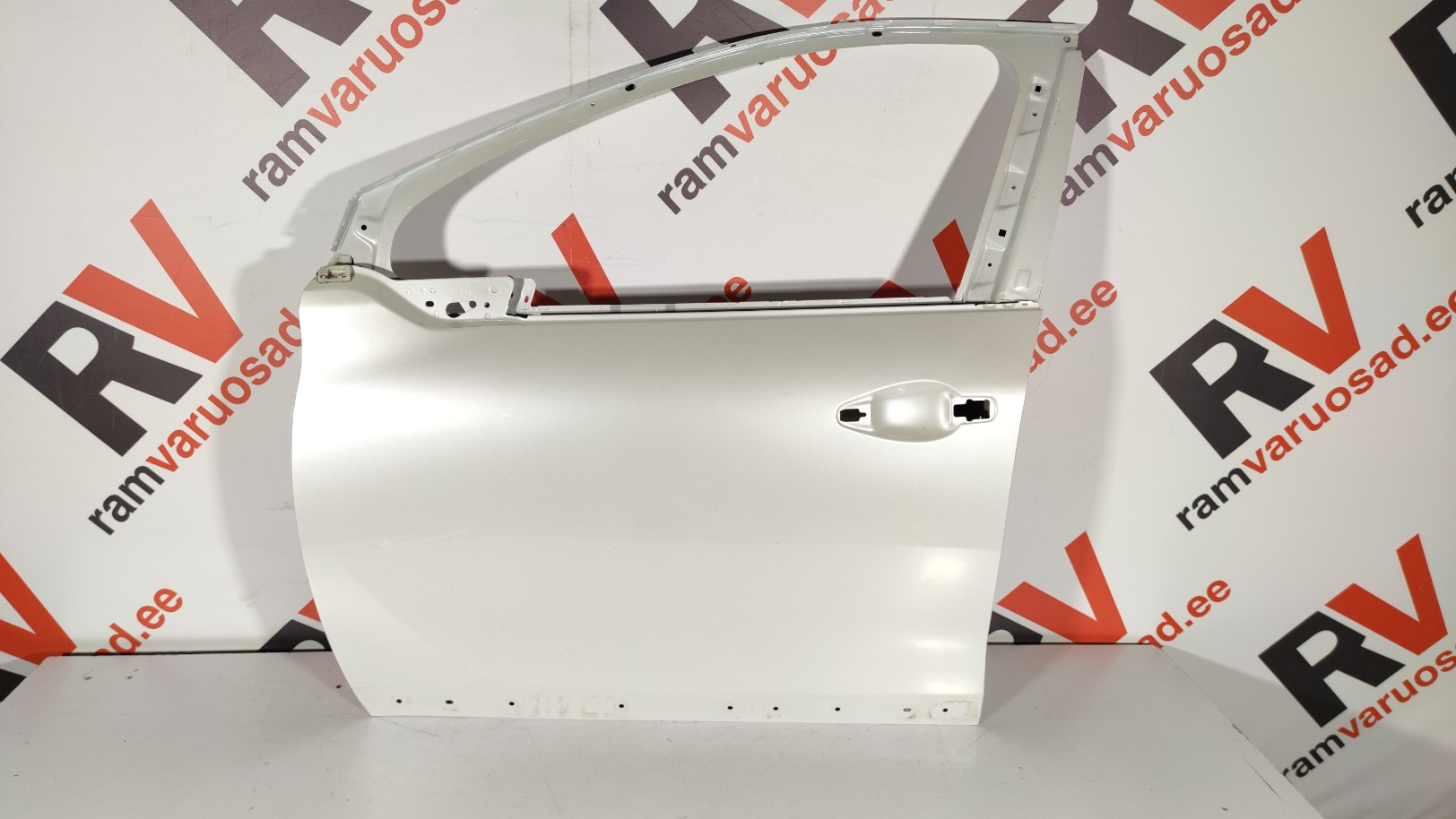 Peugeot 2008 esiuks / front door