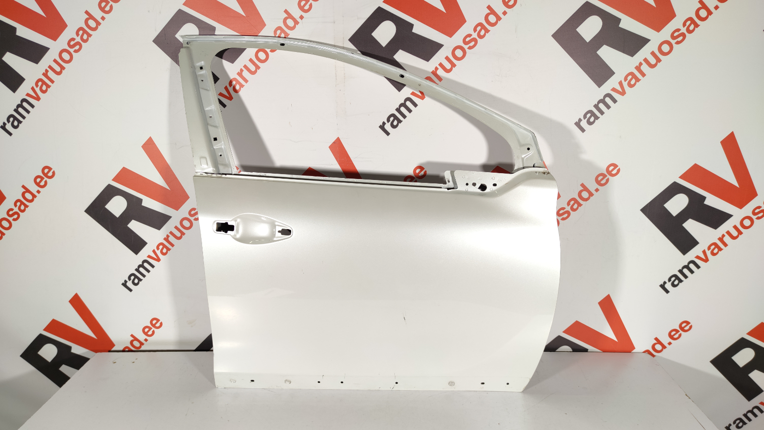 Peugeot 2008 esiuks / front door
