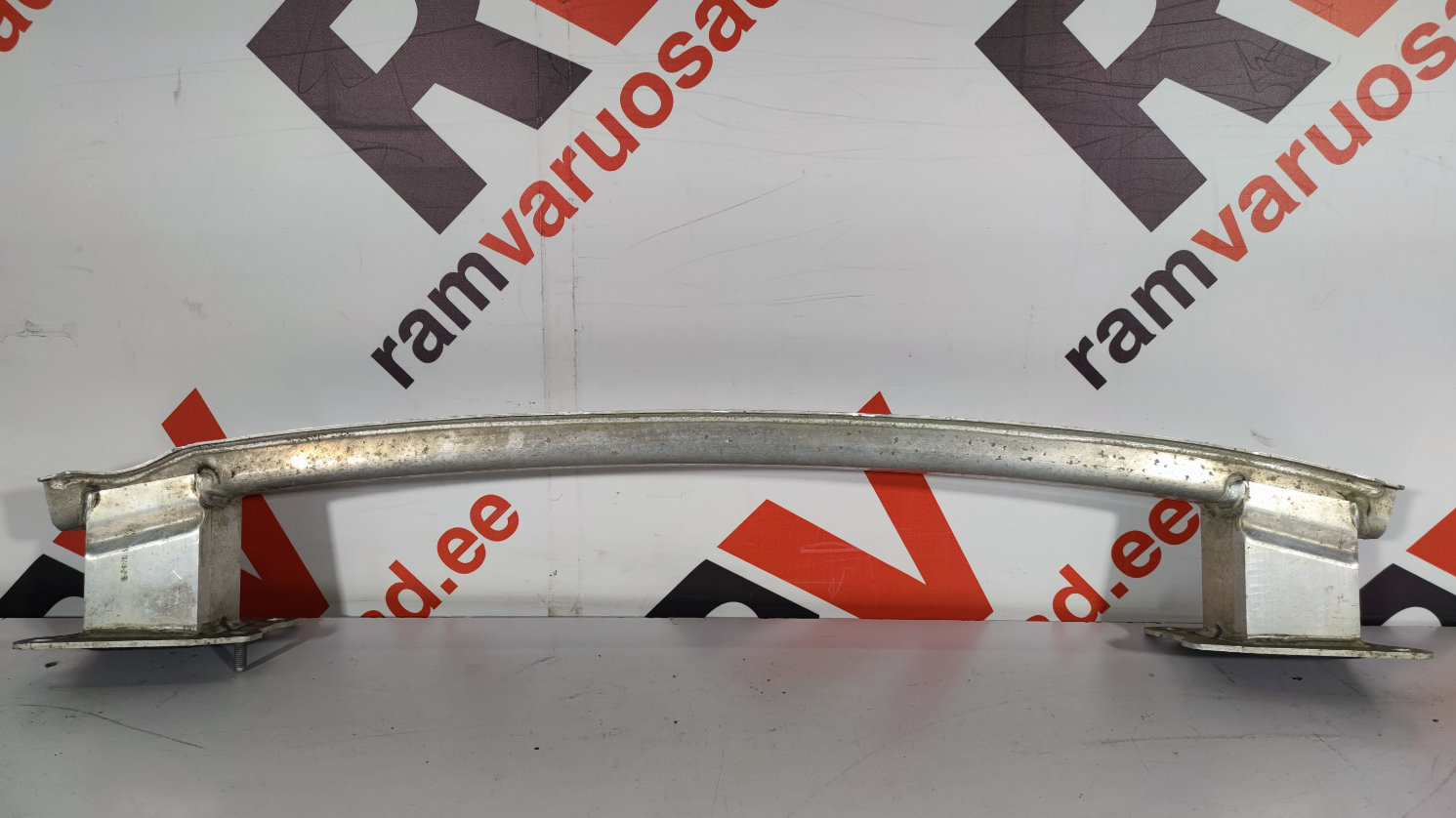 Audi A4 B9 tagatala / rear support - pilt 2