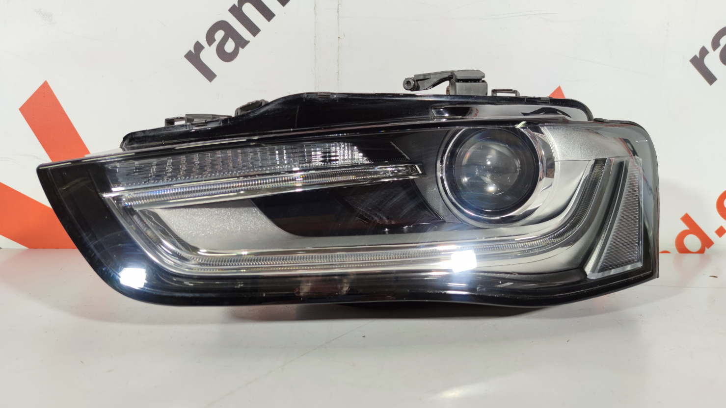 Audi A4 B8 esituli / headlight