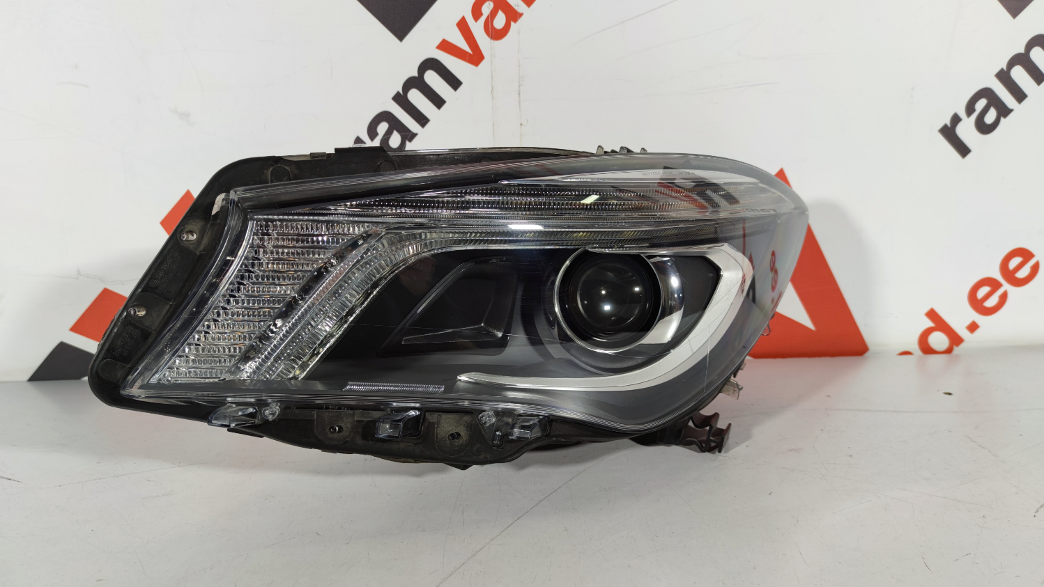 Mercedes CLA W117 esituli / headlight