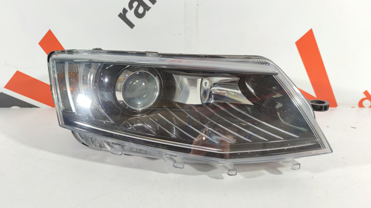 Skoda Octavia esituli / headlight