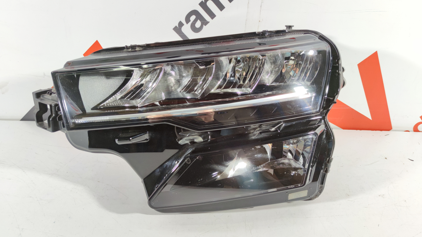 Skoda Karoq esituli / headlight