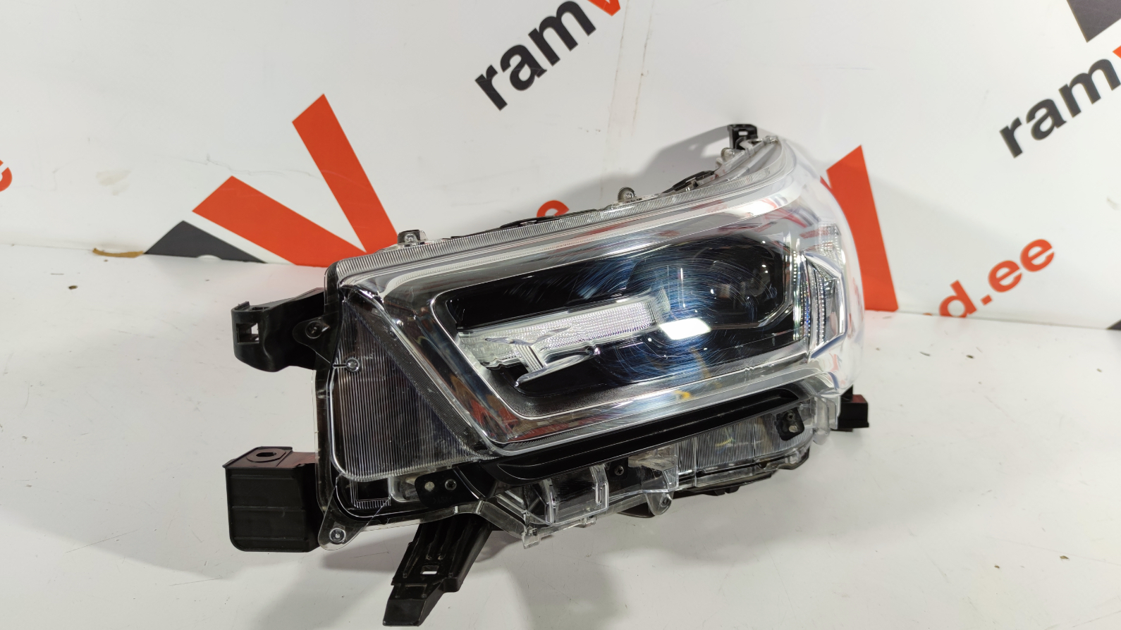 Toyota Hilux esituli / headlight
