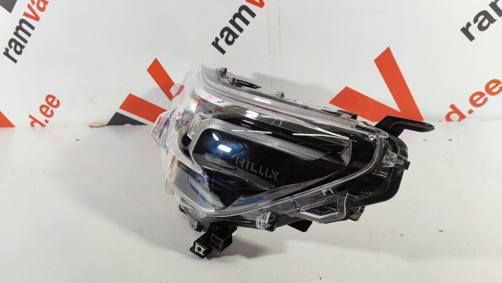 Toyota Hilux esituli / headlight - pilt 2