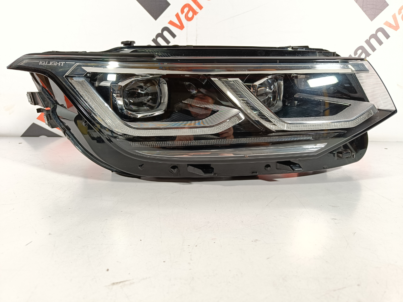 Volkswagen Tiguan esituli / headlight