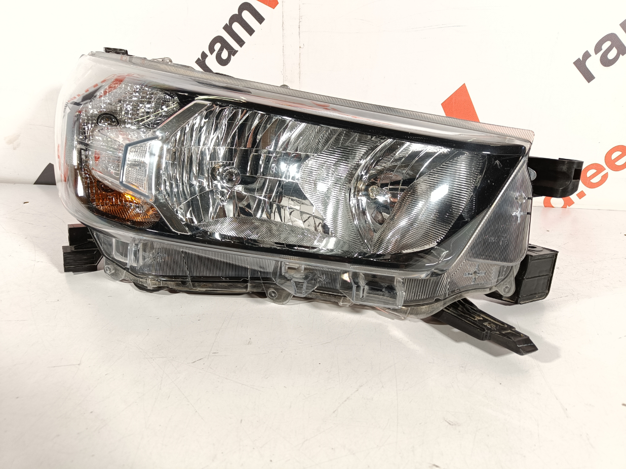 Toyota Hilux esituli / headlight