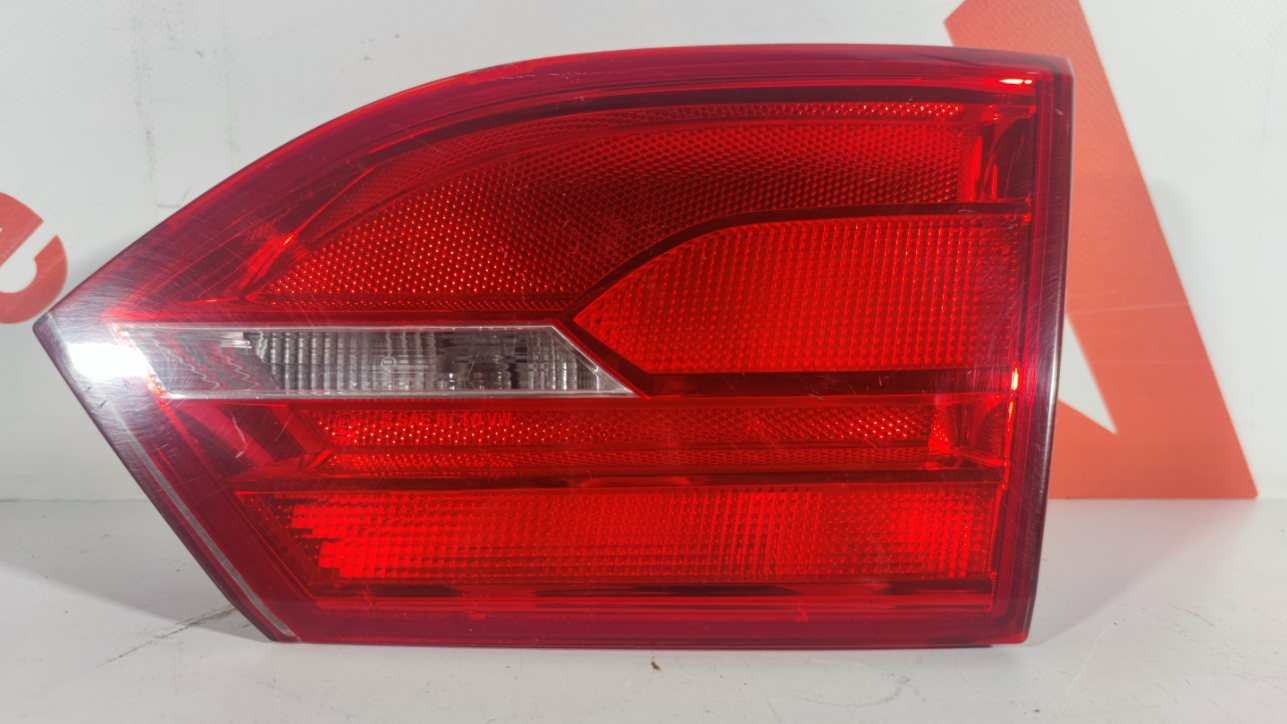 Volkswagen Jetta tagatuli / rear light