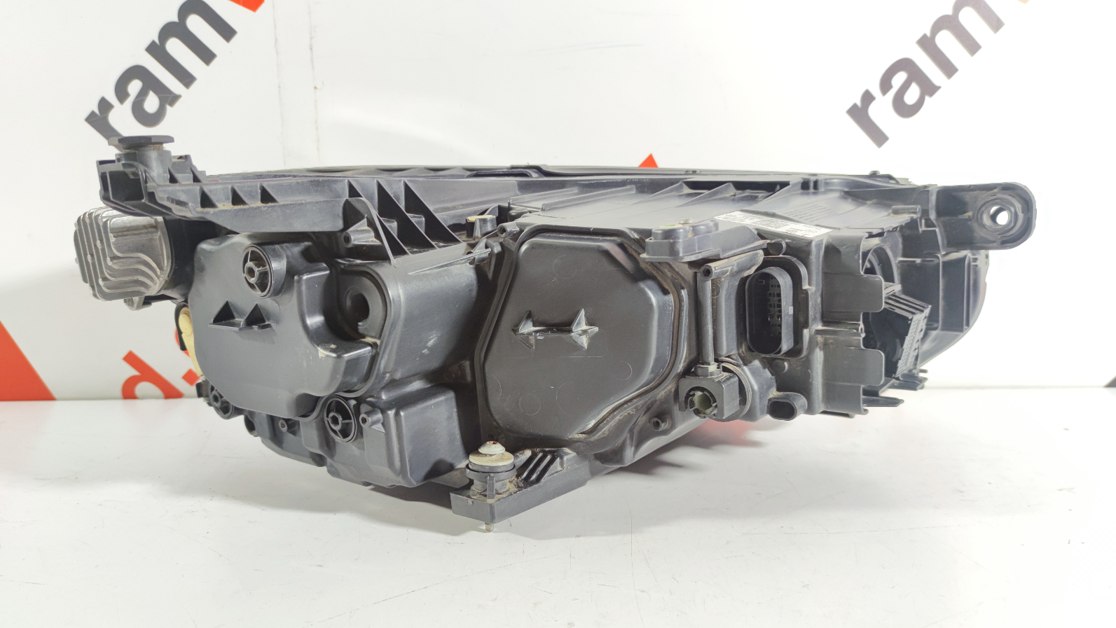 volkswagen Passat B8 esituli / headlight - pilt 3