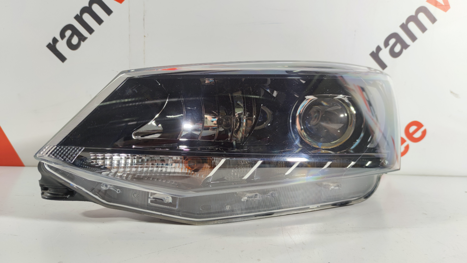 Skoda Fabia esituli / headlight