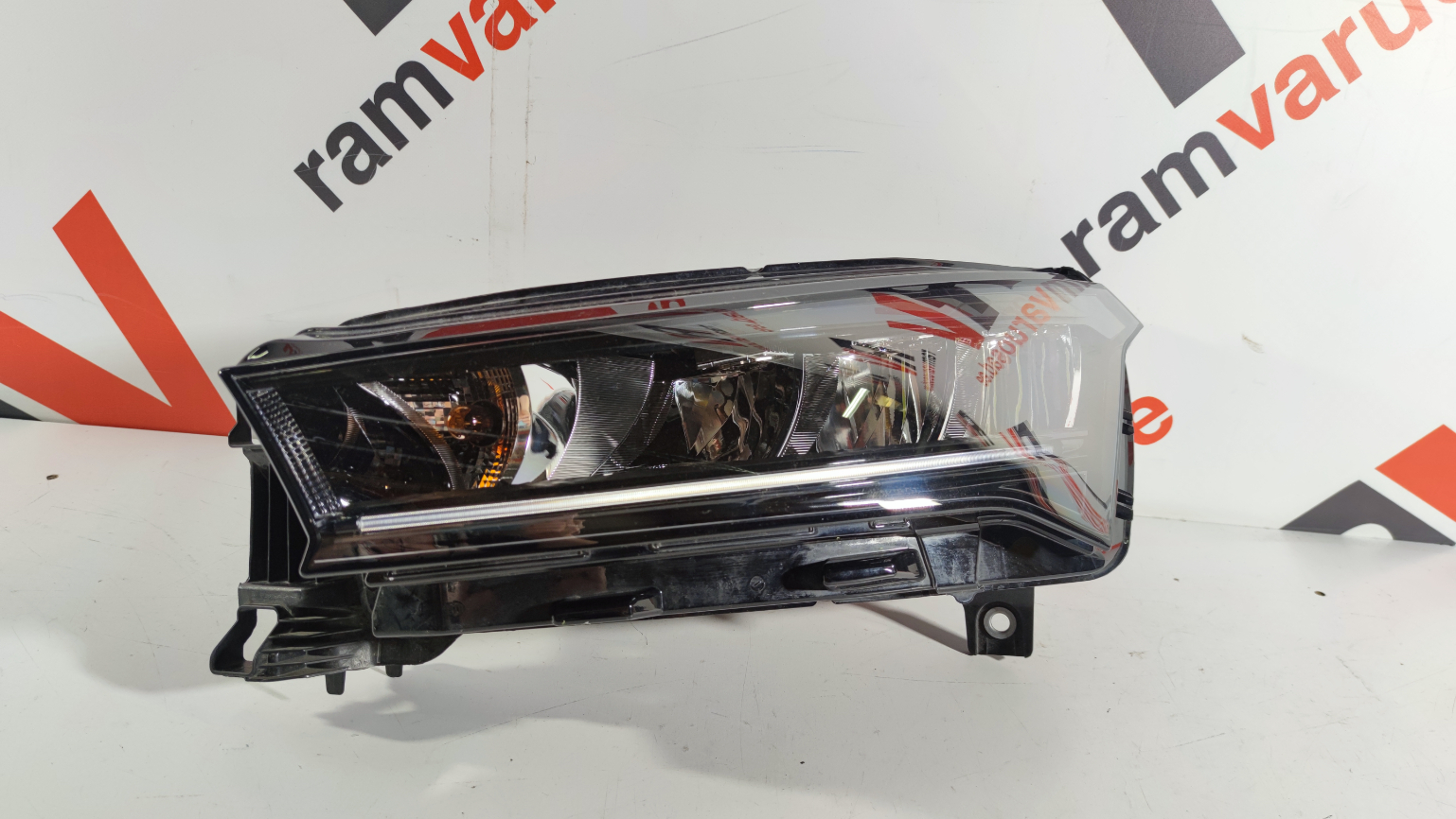 Skoda Enyaq esituli / headlight