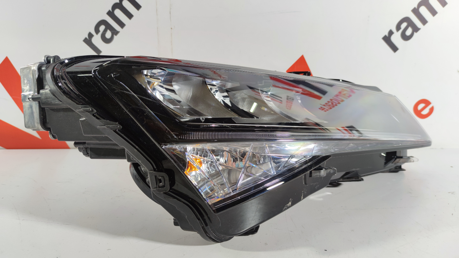 Skoda Superb esituli / headlight - pilt 2