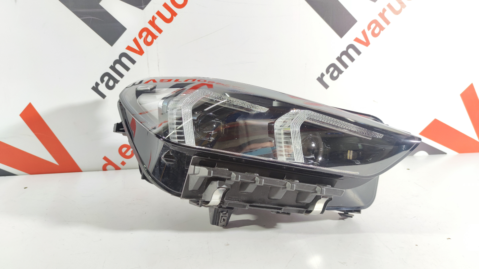 BMW X1 esituli / headlight