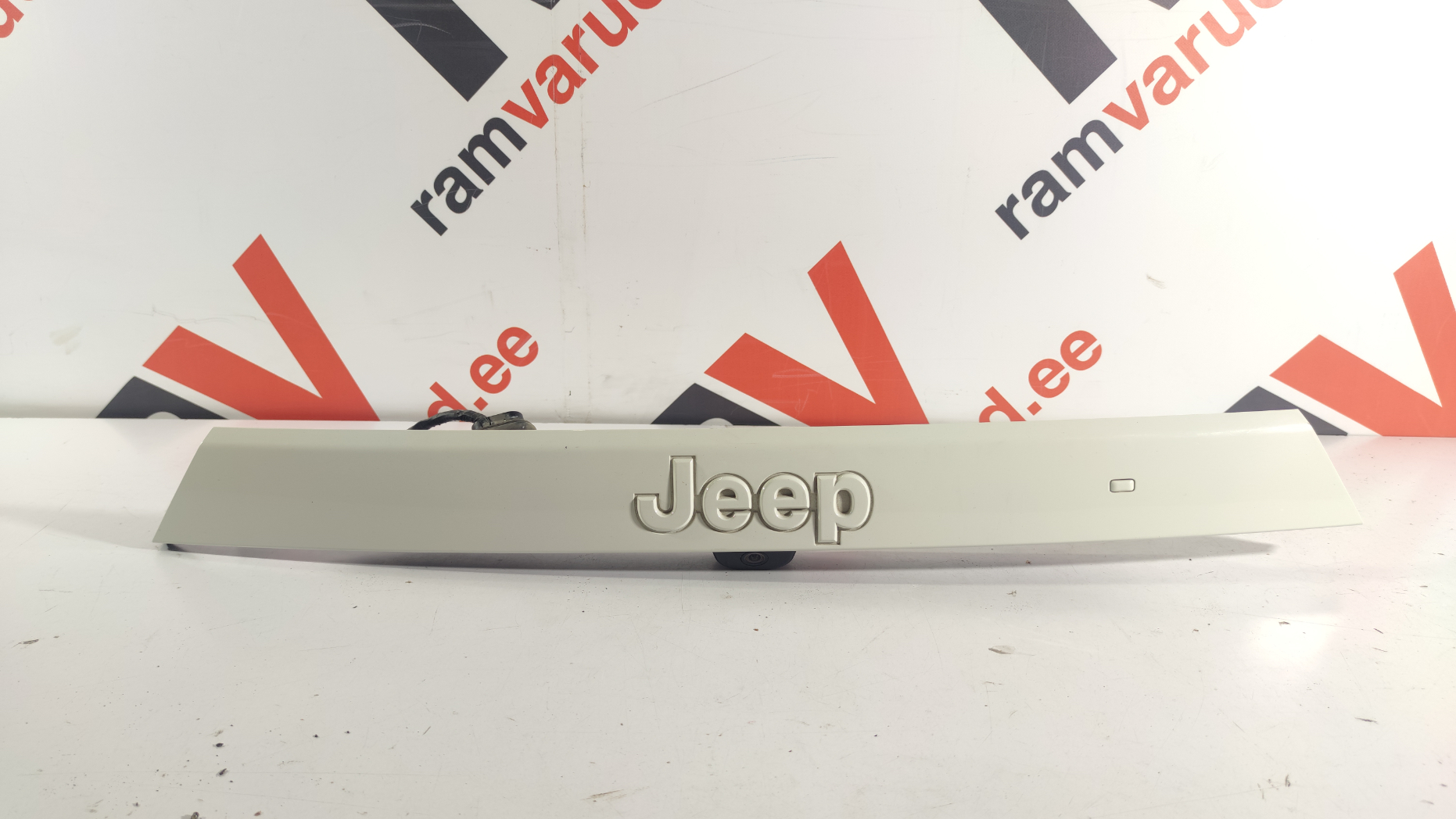 Jeep Grand Cherokee WK2 numbritule liist / Rear trunk hatch