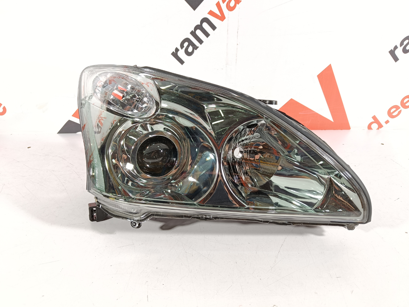 Lexus RX esituli / headlight