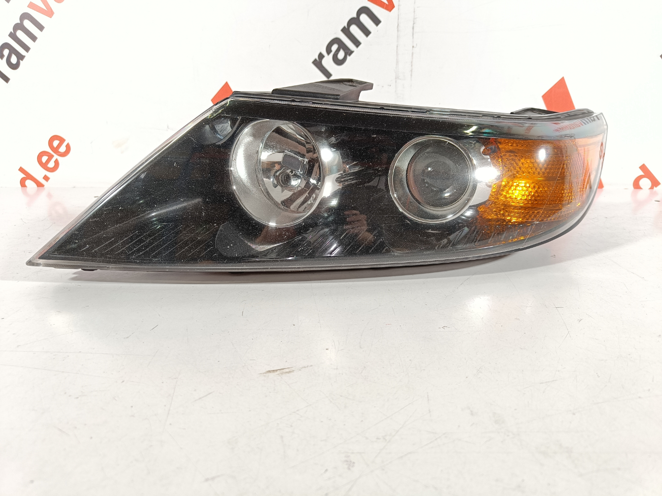 KIA Sorento esituli / headlight