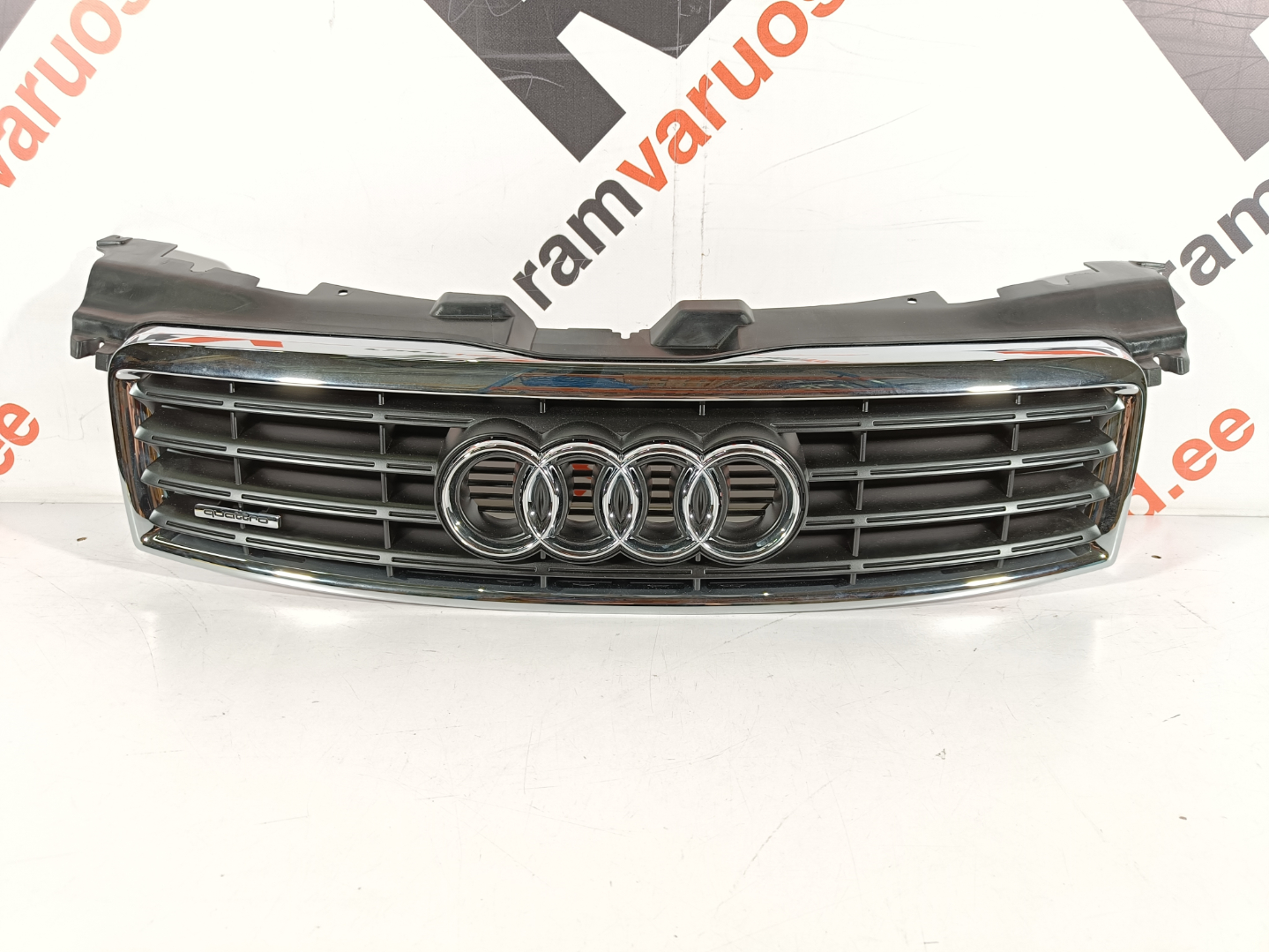 Audi A8 D3 iluvõre / grille