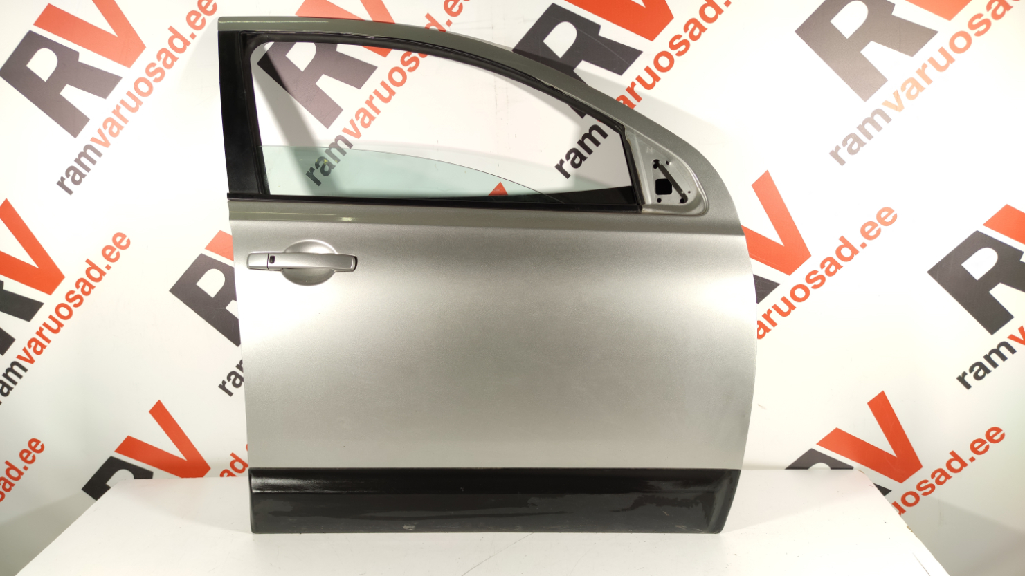 Nissan Qashqai +2 esiuks / front door