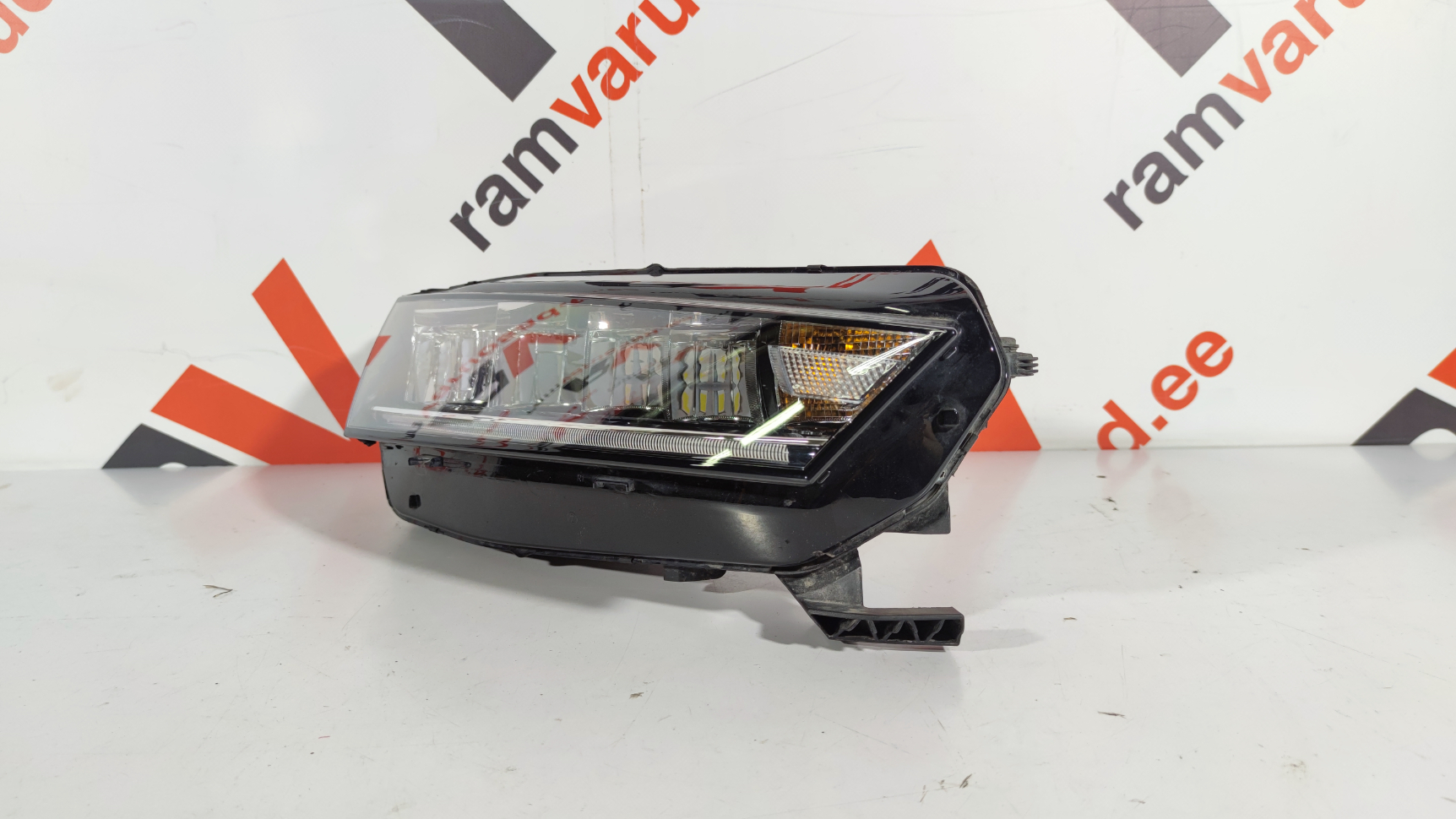 Skoda Octavia esituli / headlight