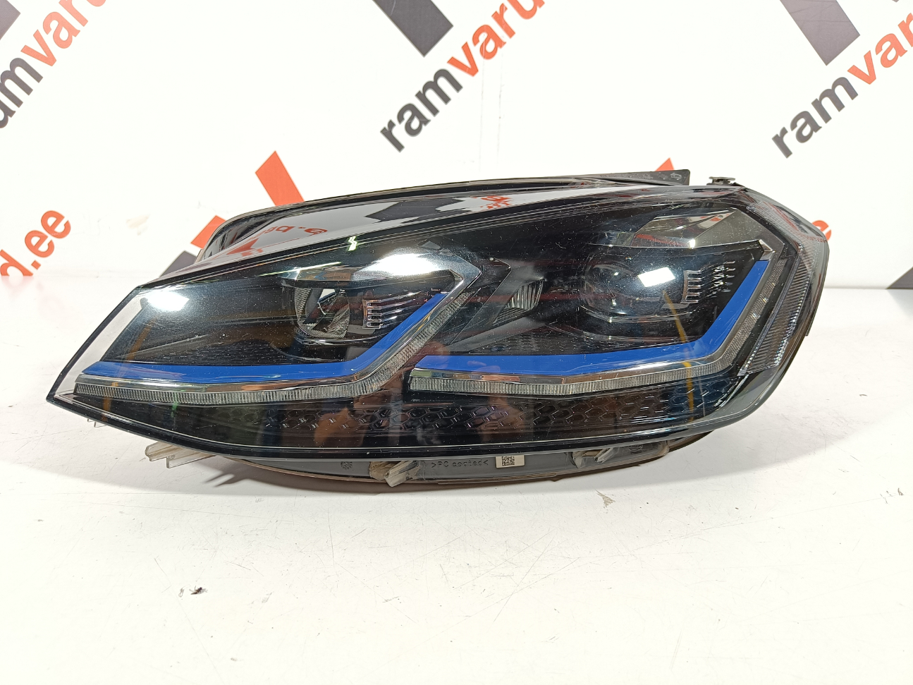 VW Golf VII esituli / headlight