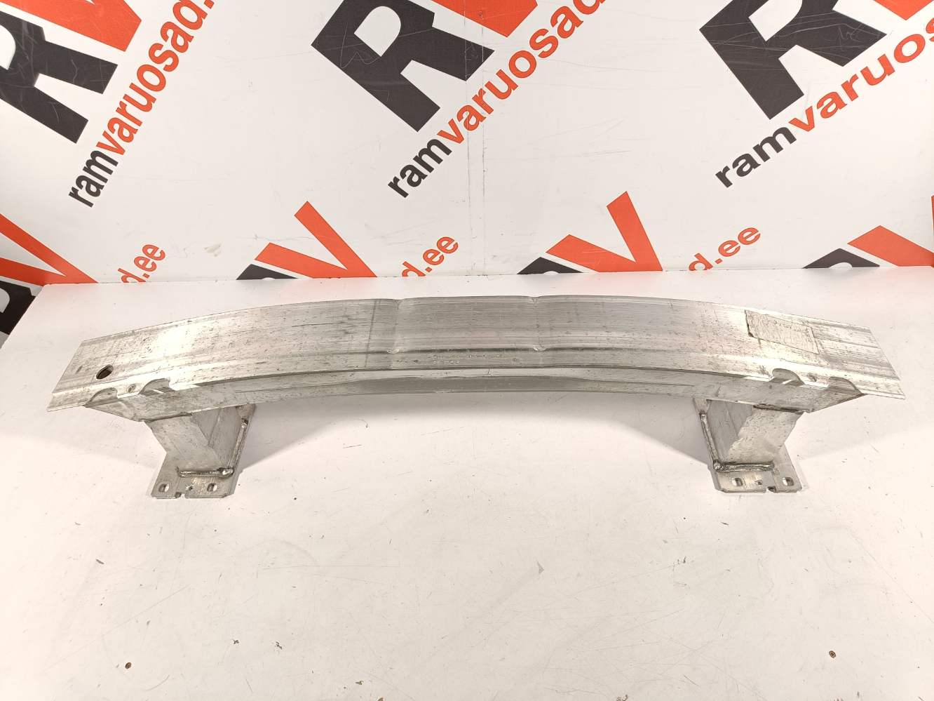 Audi E-Tron esitala / Front support