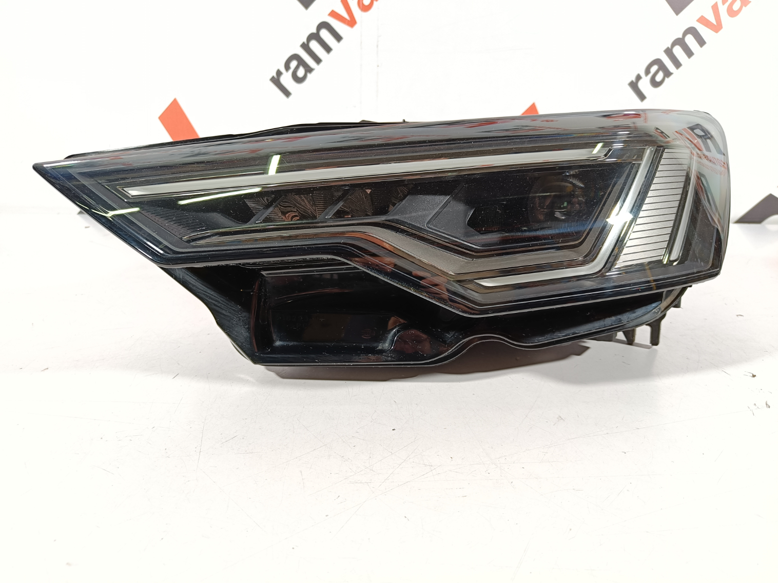 Audi A6 C8 esituli / headlight