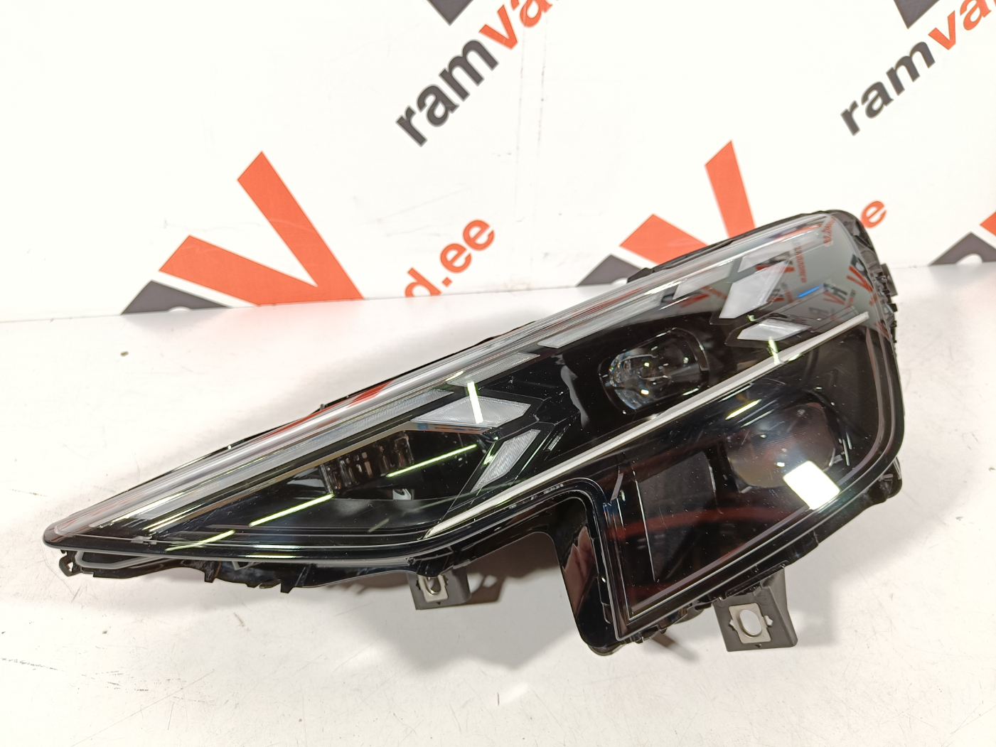 Audi Q8 esituli / headlight