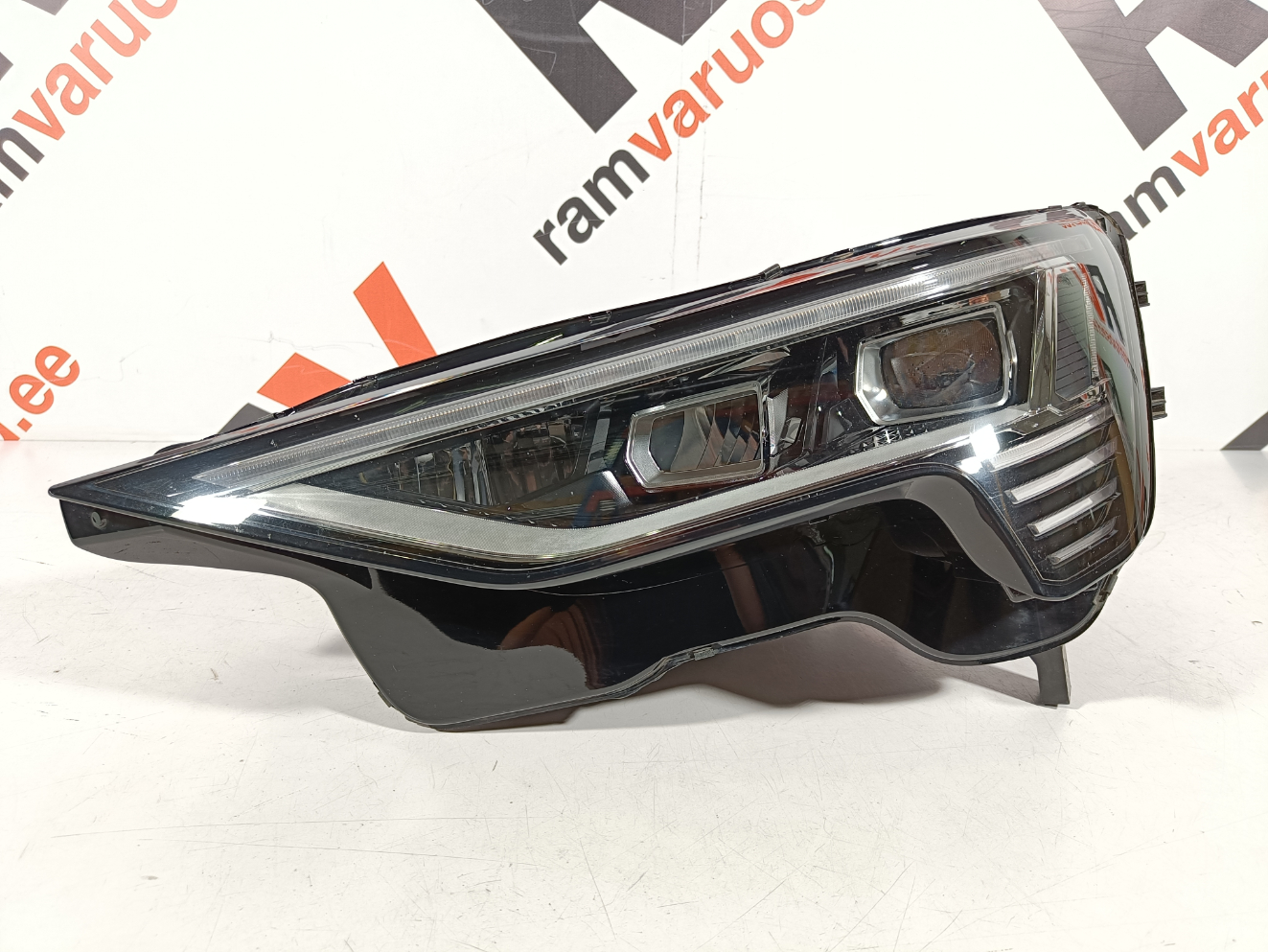 Audi E-Tron esituli / headlight