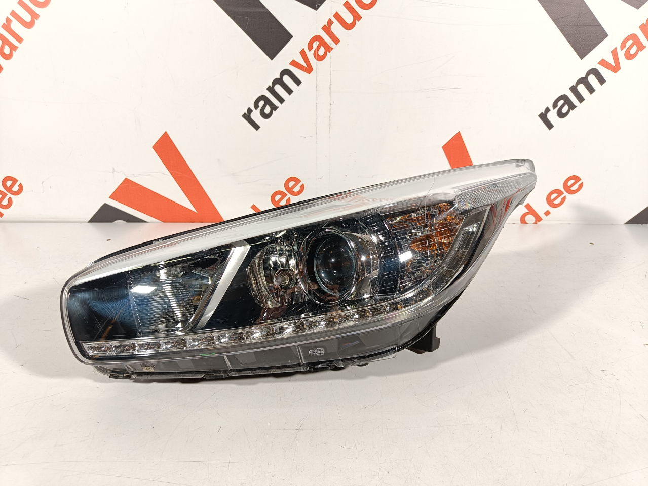 Kia Ceed esituli / headlight