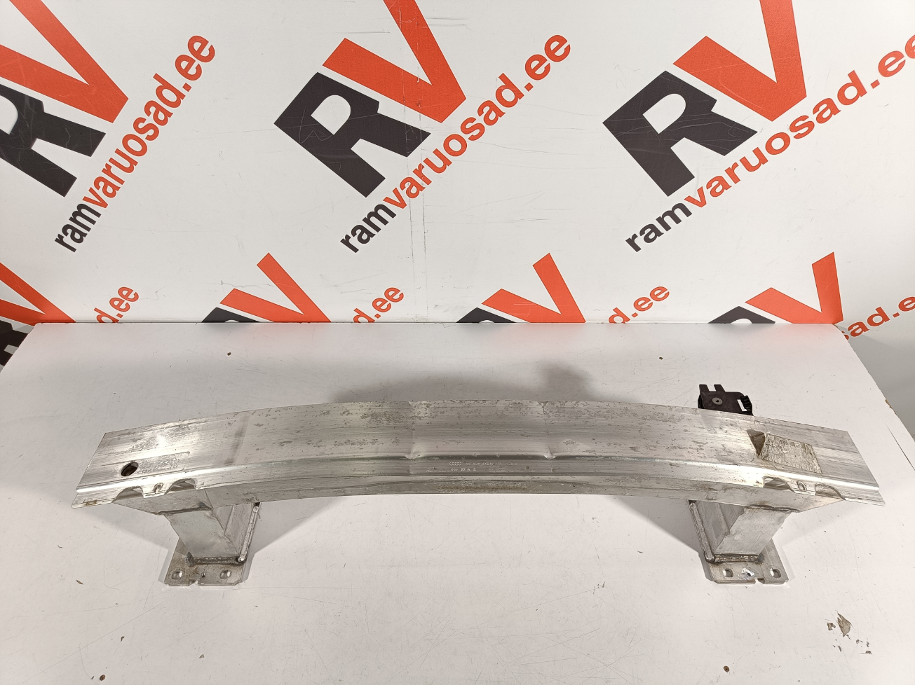 Audi E-Tron esitala / Front support