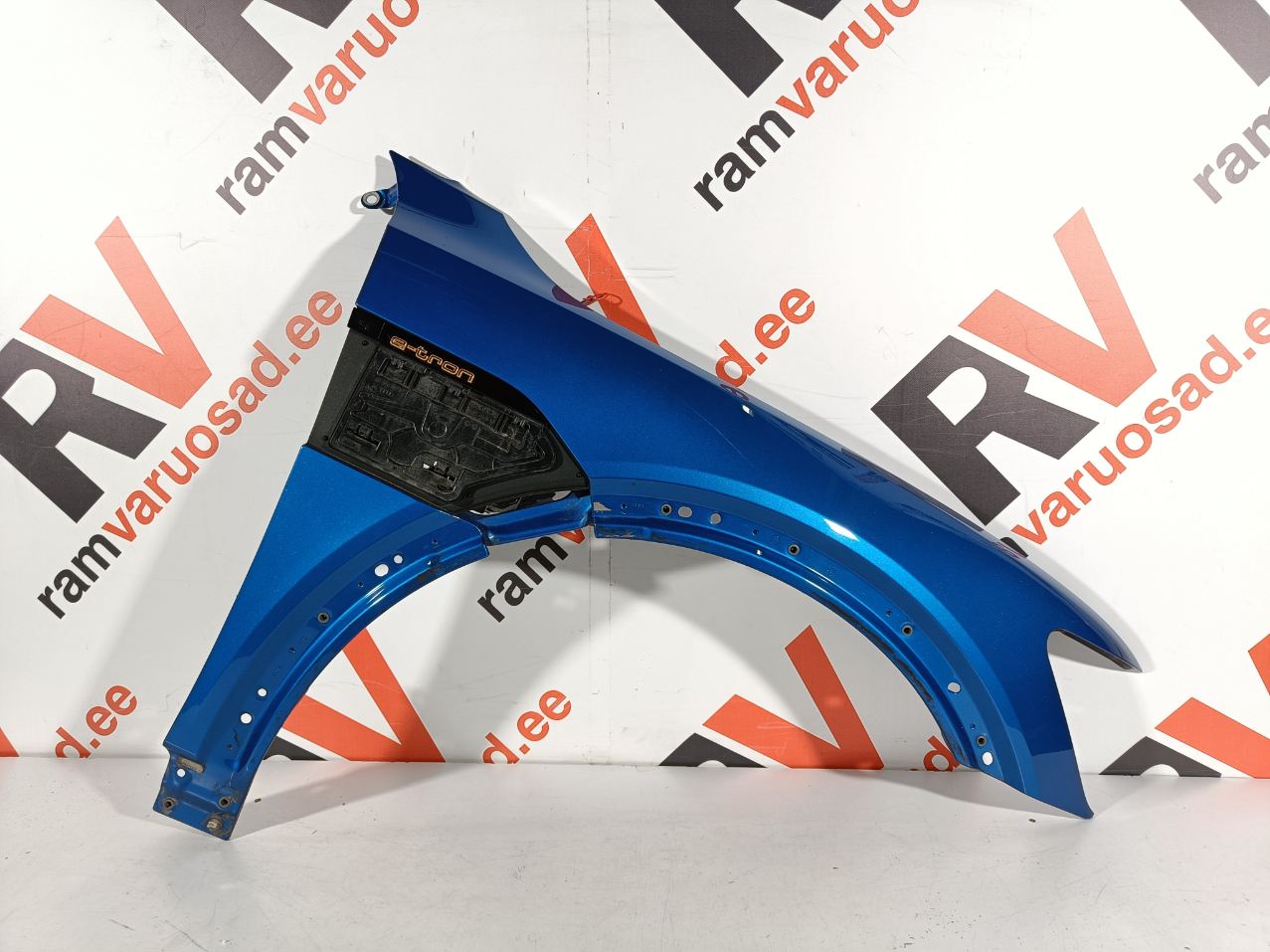 Audi E-Tron esitiib / front fender