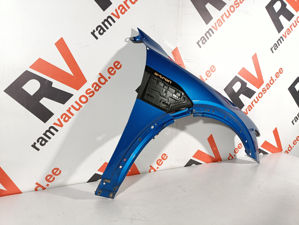 Audi E-Tron esitiib / front fender - pilt 2